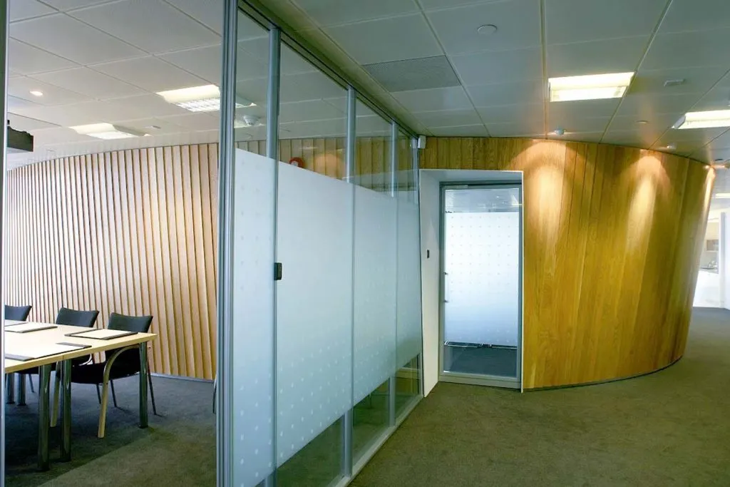 Frameless Glass Partitioning with Manifestation